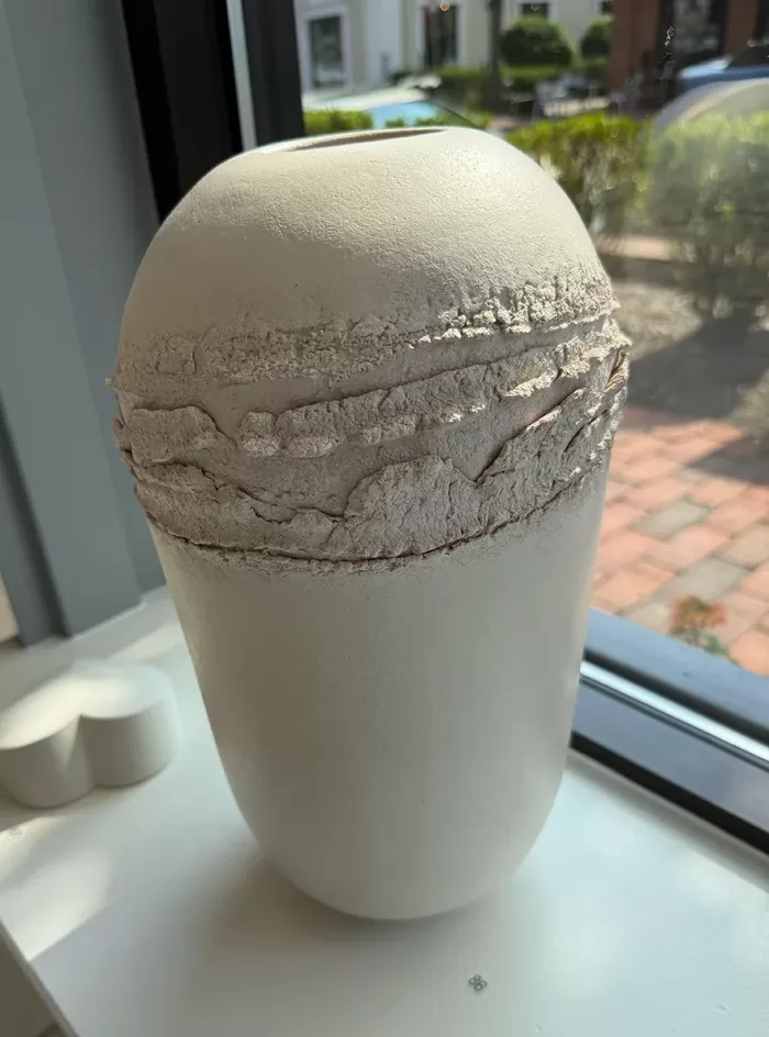 Broken-top egg pot